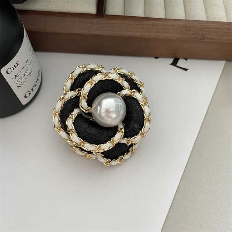 luxury designer jewelry Flower Camellia brooches pearl pin coat accessories brooches for womens clothing Y250809