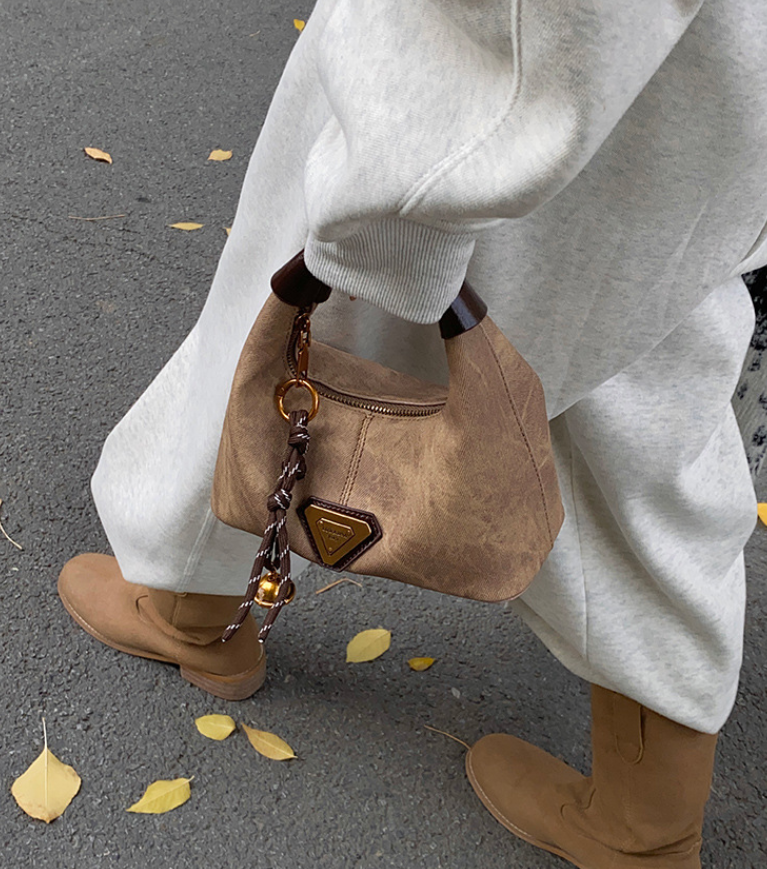 Free shipping autumn and winter super popular niche women's bag, 2025 new style, fashionable and versatile design, crossbody dumpling bag, exquis