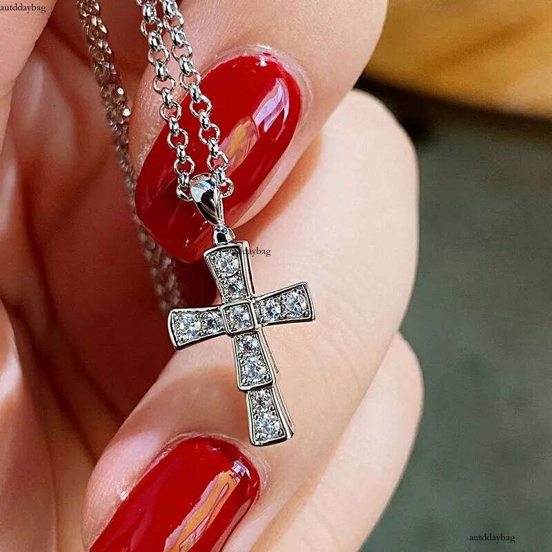2025 Simple Fashion Cross Pendant Elegant Vintage Jewelry Sterling Sier Fill Pave White 5A Cubic Zircon CZ Dia Party Eternity Women Clavicle Necklace 