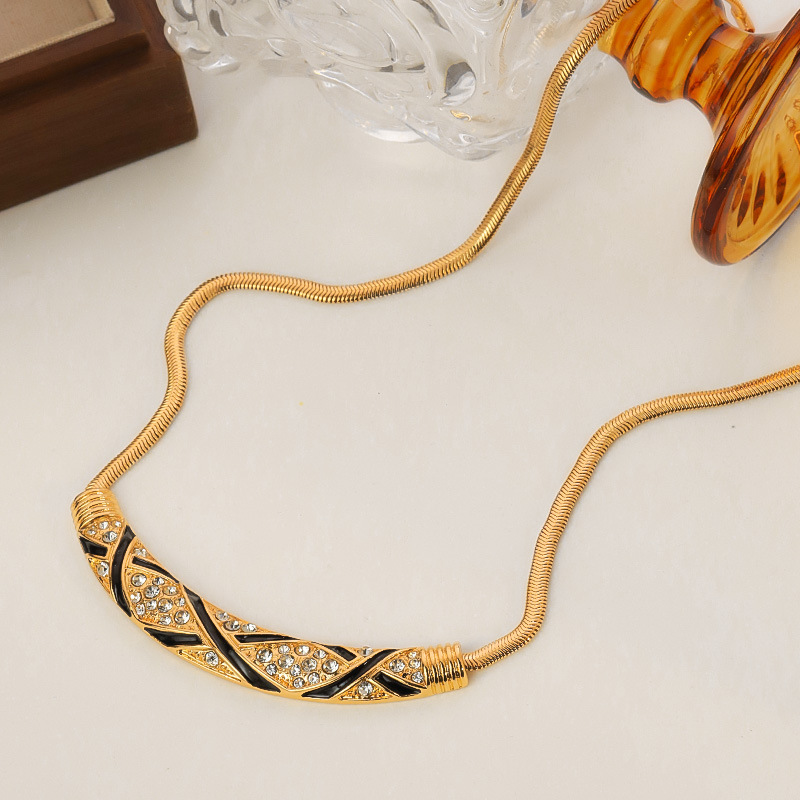 European American Heavy Metal Rhinestone Embellished Arched Necklace Vintage Mid Century Light Luxury Collarbone Chain for Women