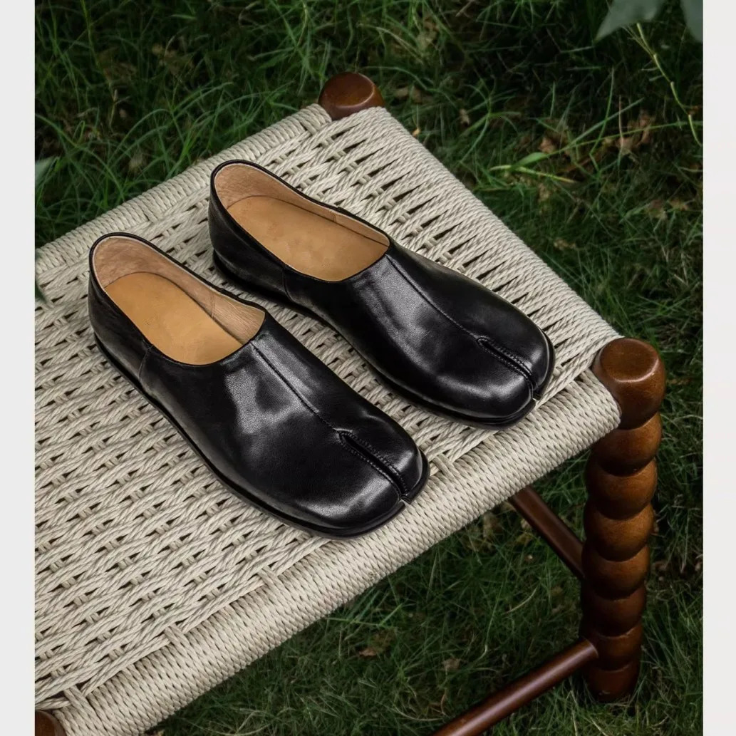 Tabi Shoes Ladies Style Split Toe Flat Shoes Genuine Leather Style Fashionable Loafers Womens Casual Shoes 250808