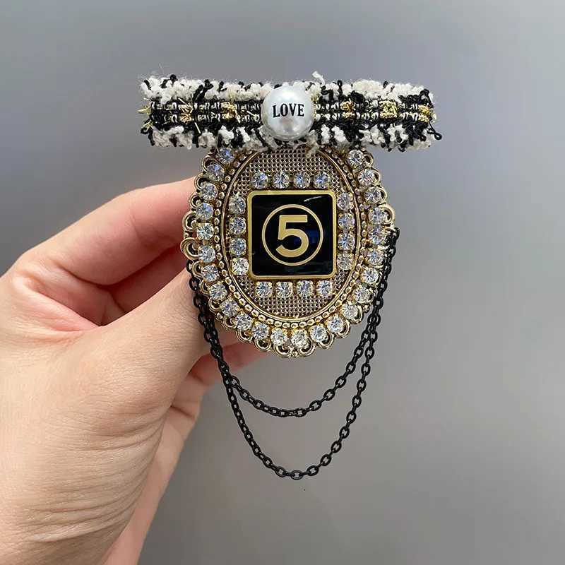 High-end Crystal Pearl Tassel Chain Pins Brooches for Women Camellia Flower Corsage Luxury Jewelry Accessories for Backpack Y250809
