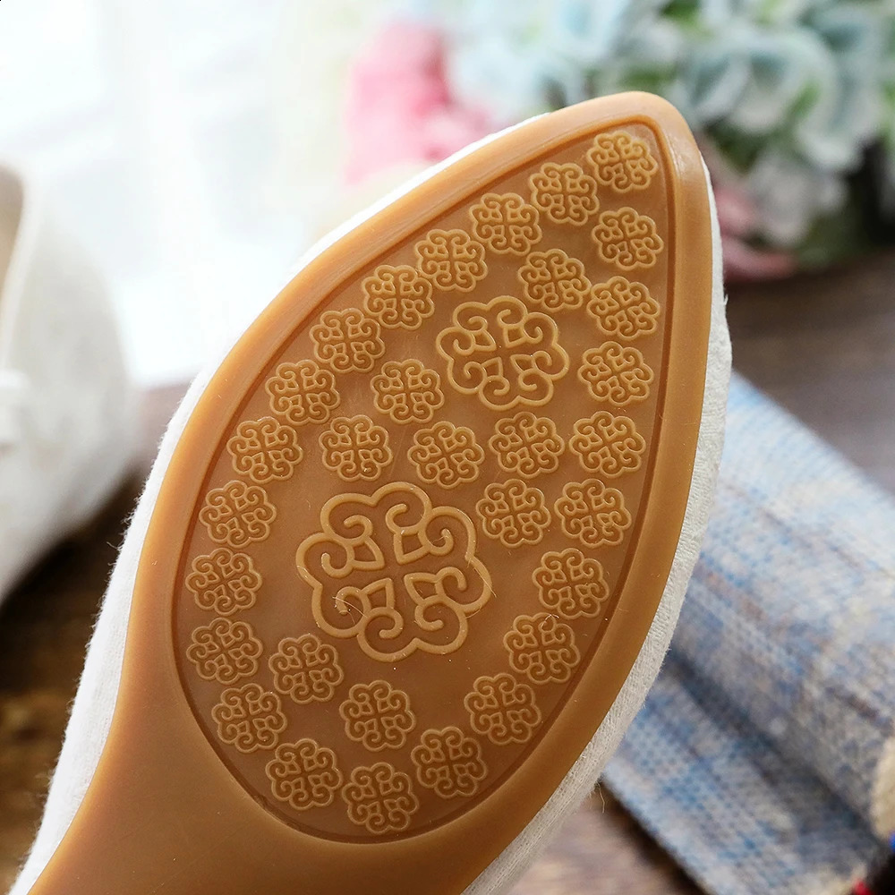 Veowalk Soft Comfortable Women Jacquard Cotton Pointy Toe Mary Jane Flats Retro Chinese Style Ladies Embroidered Walking Shoes 250805