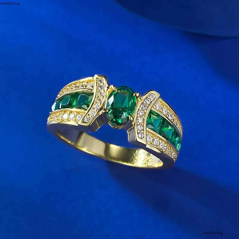 2025 Choucog Wedding Rings Jewelry Pure 100% Sterling Sier Gold Oval Cut Emerald Moissanite Dia Party Eterinity Court Ladt Ring Never Fade