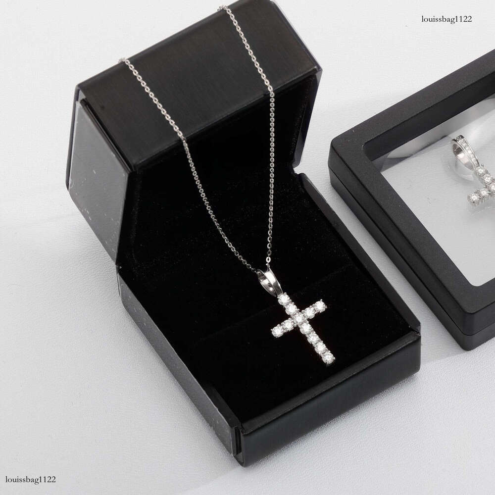 Iced Out VVS Moissanite Cross Necklace Full Dia Hip-Hop Pendant Super Sparkling Fire Color Clavicle Layered Chain