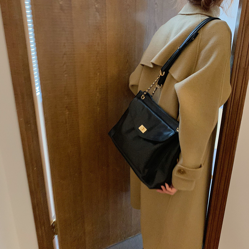 2025 fashion Autumn New Korean Minimalist Style Fashionable Niche Design Large Capacity Retro Women's Crossbody Bag Autumn New Designer Bag New W