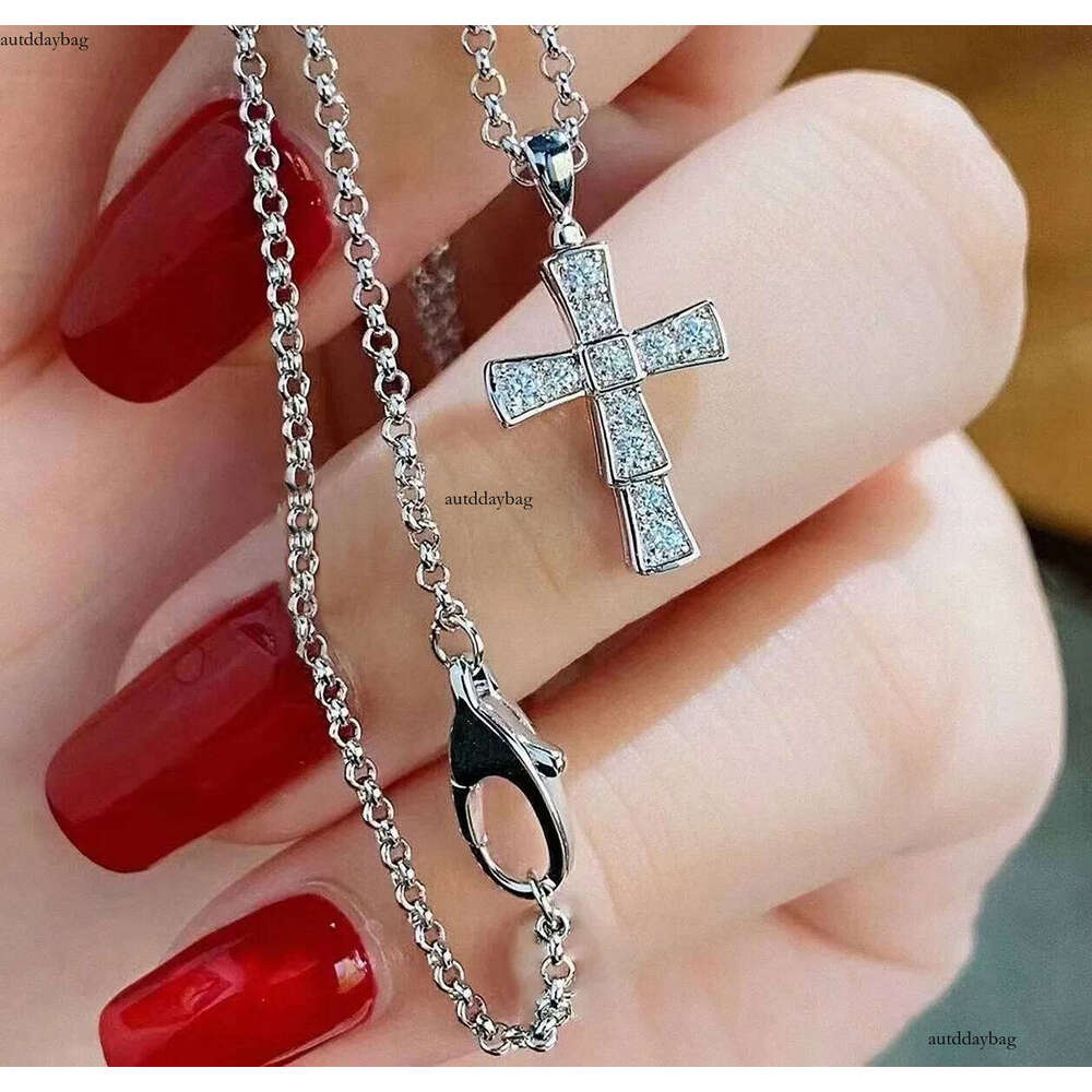 2025 Simple Fashion Cross Pendant Elegant Vintage Jewelry Sterling Sier Fill Pave White 5A Cubic Zircon CZ Dia Party Eternity Women Clavicle Necklace 