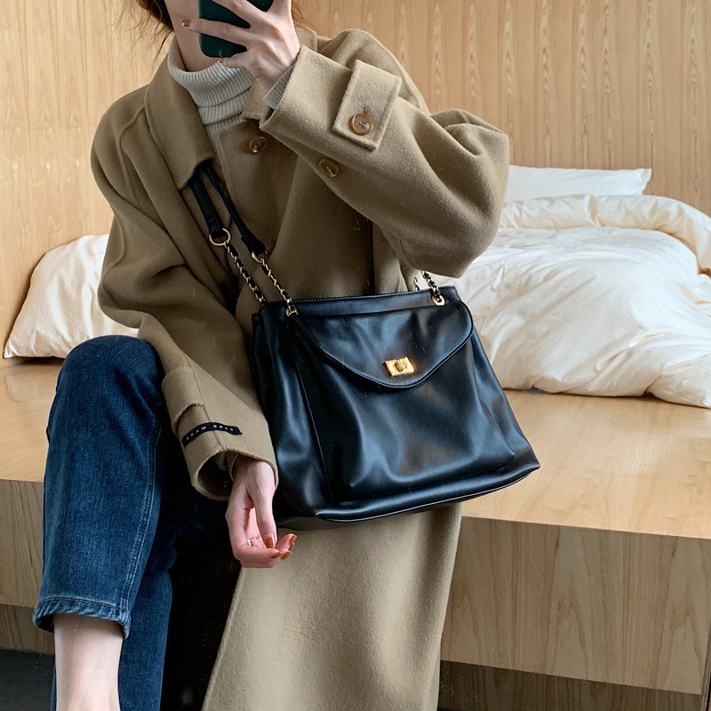 2025 fashion Autumn New Korean Minimalist Style Fashionable Niche Design Large Capacity Retro Women's Crossbody Bag Autumn New Designer Bag New W