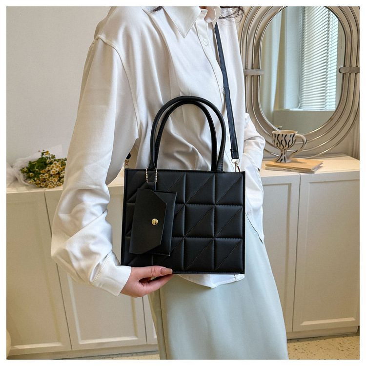 2025 Autumn New Texture Women s Shoulder Bag New Fashionable And Simple Handbag women s Autumn New Simple Style bag Designer Bag Elegant Style Women s