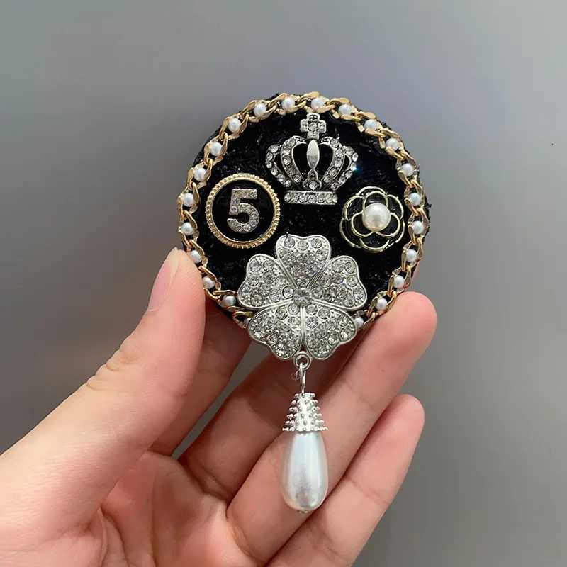 High-end Crystal Pearl Tassel Chain Pins Brooches for Women Camellia Flower Corsage Luxury Jewelry Accessories for Backpack Y250809