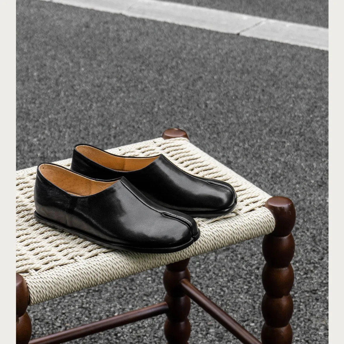 Tabi Shoes Ladies Style Split Toe Flat Shoes Genuine Leather Style Fashionable Loafers Womens Casual Shoes 250808