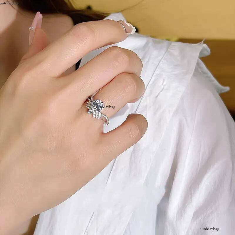 2025 Choucong Sweet Bridal Rings Jewelry Pure 100% Sterling Sier Round Cut Lab Moissanite Dia Party Women Wedding Crown Band Ring Lover Gift
