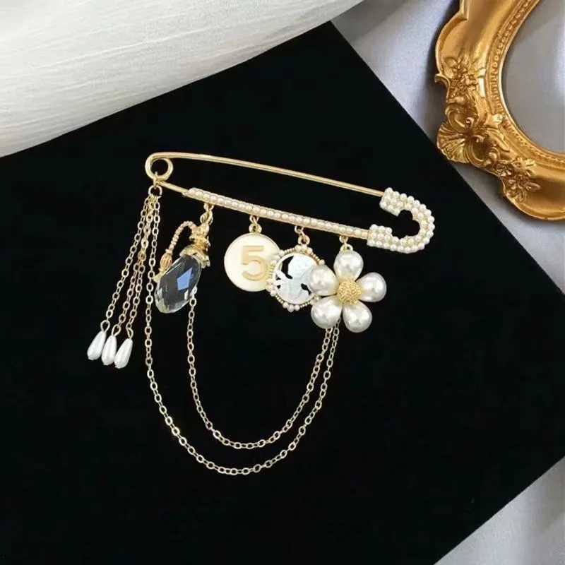 Vintage Pearl Flower Tassel Pendant Brooches For Women Elegant Crystal Chain Brooch Clothing Pins Office Party Jewelry Lady Gift Y250809