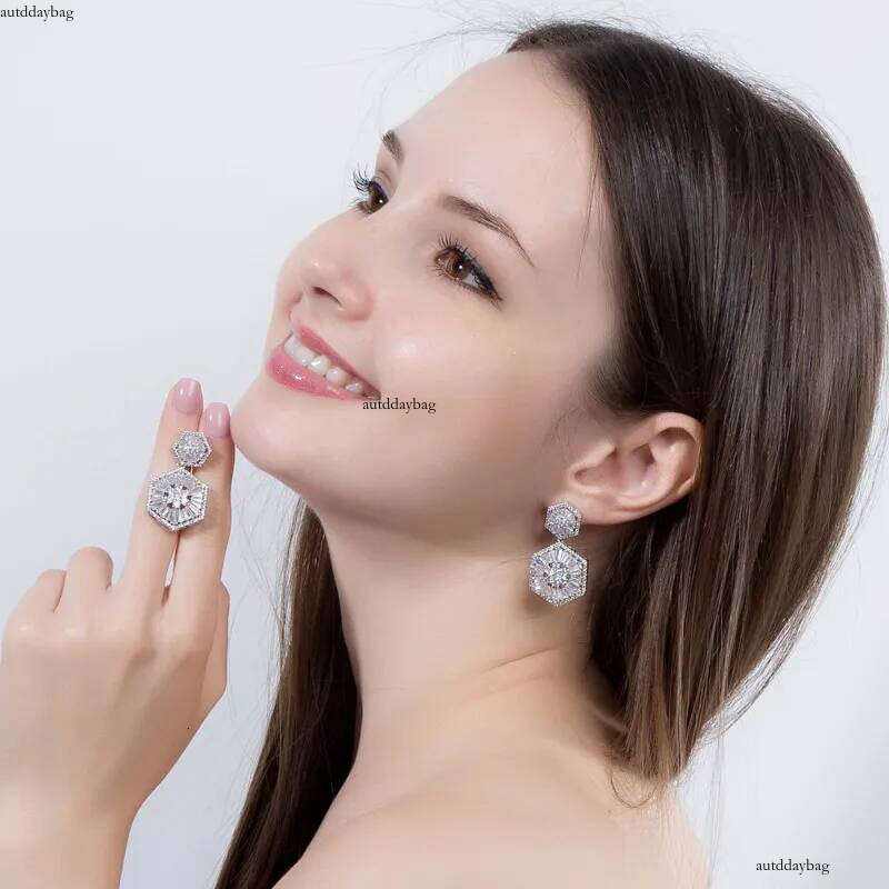 2025 Sparkling Gorgeous Dangle Earrings Jewelry Sterling Sier T Princess Cut White Lab Moissanite Dia Party Noble Banquet Women Drop Earring Gift