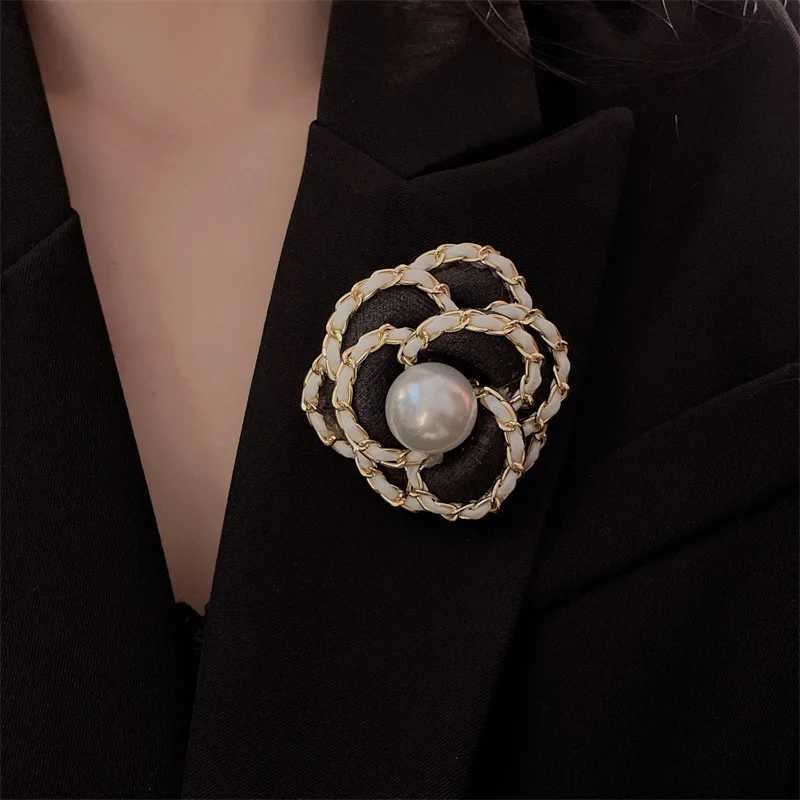 luxury designer jewelry Flower Camellia brooches pearl pin coat accessories brooches for womens clothing Y250809