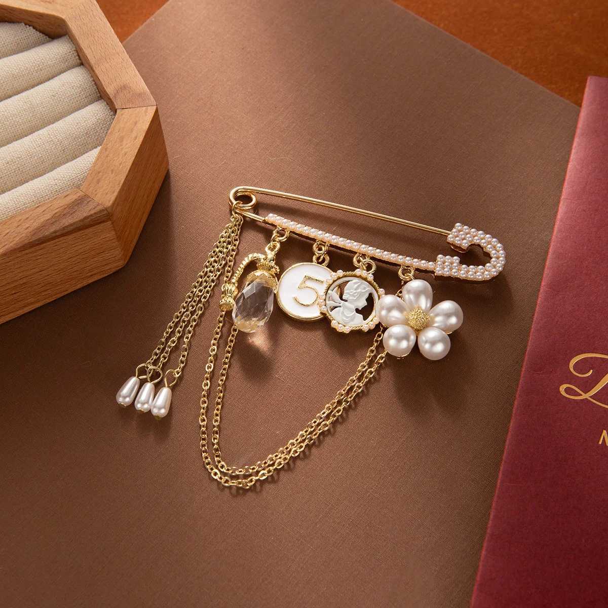 Vintage Pearl Flower Tassel Pendant Brooches For Women Elegant Crystal Chain Brooch Clothing Pins Office Party Jewelry Lady Gift Y250809