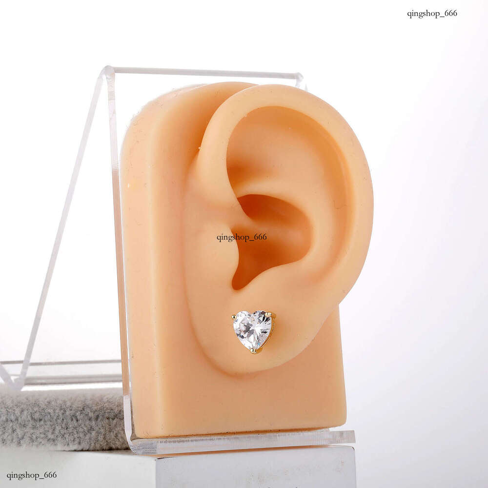 Heart-shaped Zircon Sparkling Earrings for Women, Simple and Elegant, Light , Exquisite Sier Needle Fashion Ear Jewelry
