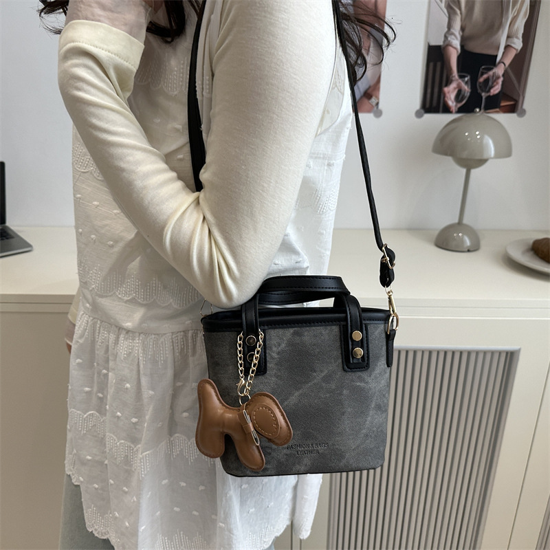 2025 Autumn New Fashionable Women s Small Bag Casual And Simple Shoulder Niche Bucket fashion Design Crossbody Designer