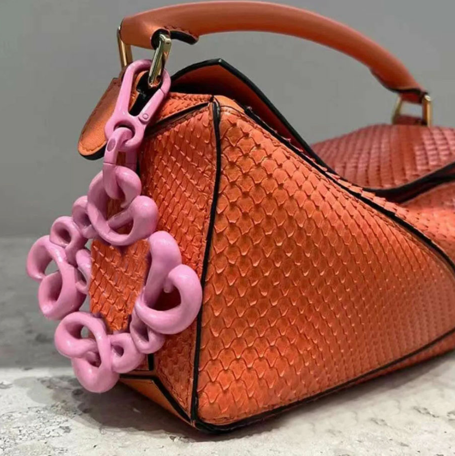 Luxury Hollow Designer Keychain For Women Bag Charm Keyring Fashion Mens Key Chain Metal Keychains Luxury Bag Pendant gifts 7 colors
