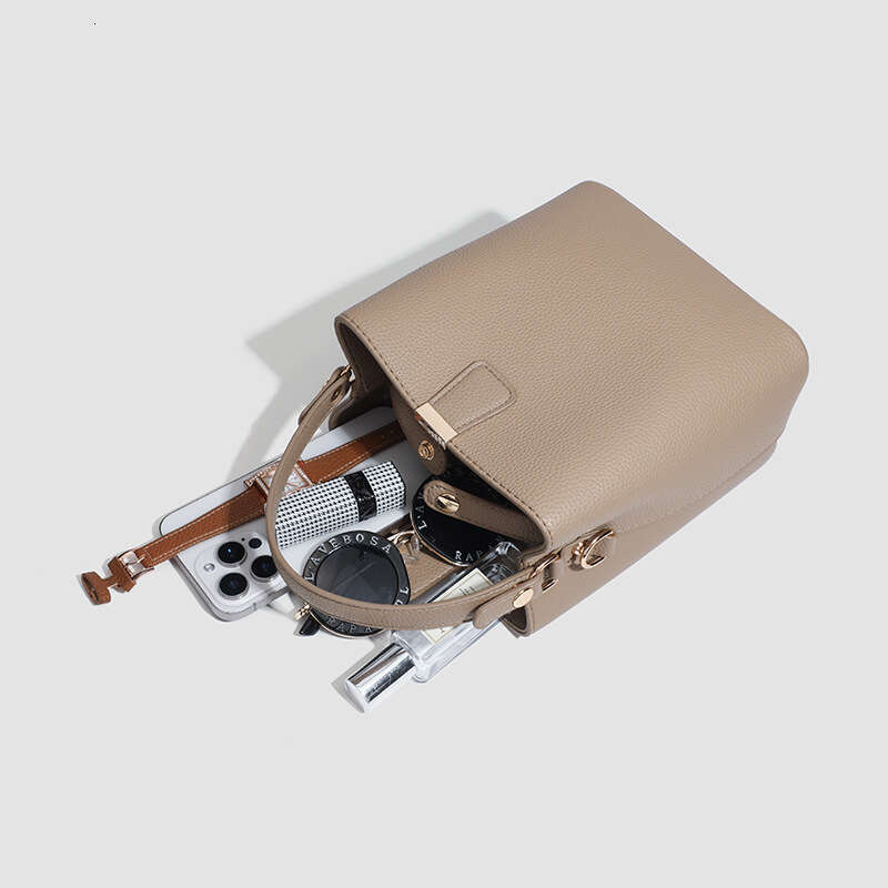 2025 New Women's Bucket Bag Large Capacity Genuine Leather Versatile Shoulder Commuter Handbag