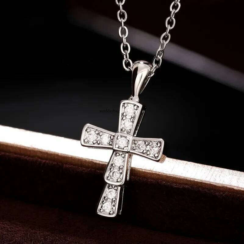 2025 Simple Fashion Cross Pendant Elegant Vintage Jewelry Sterling Sier Fill Pave White 5A Cubic Zircon CZ Dia Party Eternity Women Clavicle Necklace 