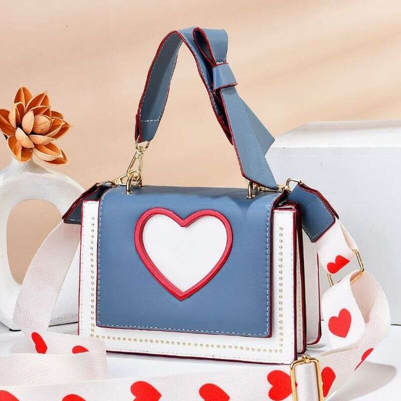 Wide Shoulder Strap Small Square Bag Messenger Female Versatile Niche Design High End Sensitive Heart Handbag Wholesale