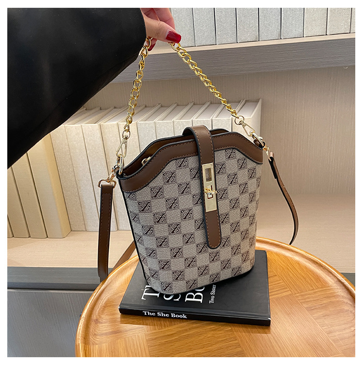 Senior sense bag female autumn and winter print letter chain lock large capacity single shoulder crossbody bucket bag 2025