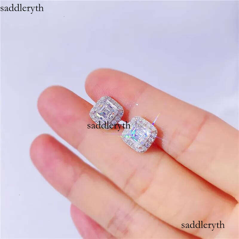 2024 Pagoda shaped male and female Korean ins VVSs sier inlaid Mozambique earrings accessories d1