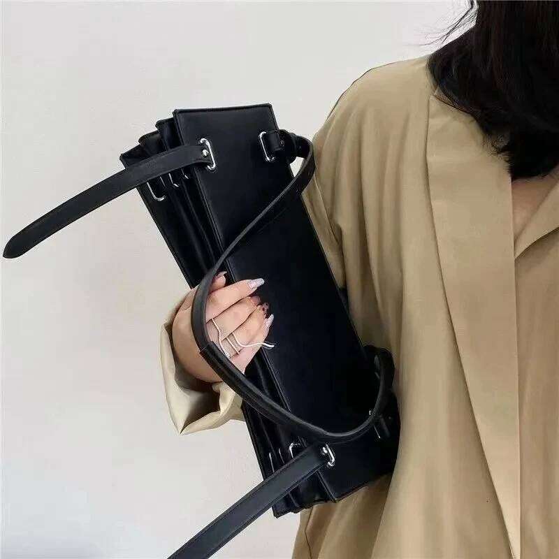 Web celebrity Mona in same dark heavy shoulder accordion new spring and summer big female bag trend