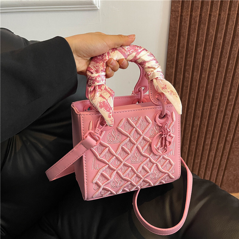 Free Shipping Designer Embroidery Women's Bag Wholesale Handbag 2025 New Fashion Cross-border Women's Handbag Shoulder Width Horizontal Body
