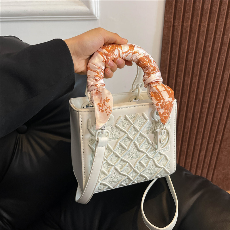 Free Shipping Designer Embroidery Women's Bag Wholesale Handbag 2025 New Fashion Cross-border Women's Handbag Shoulder Width Horizontal Body