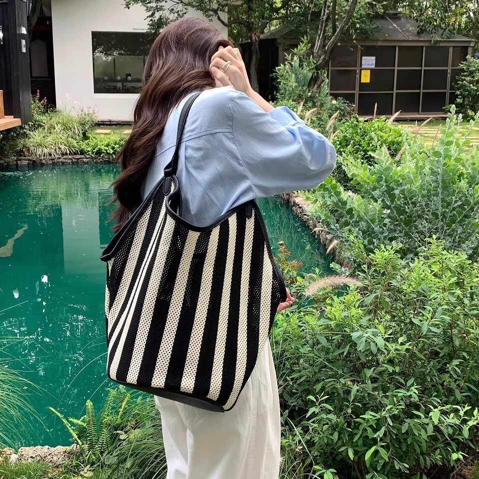 2025 New Black and White Striped Hollow Woven Mother-Daughter Underarm Bucket Versatile Tote Shoulder Bag for Women ddmymoon