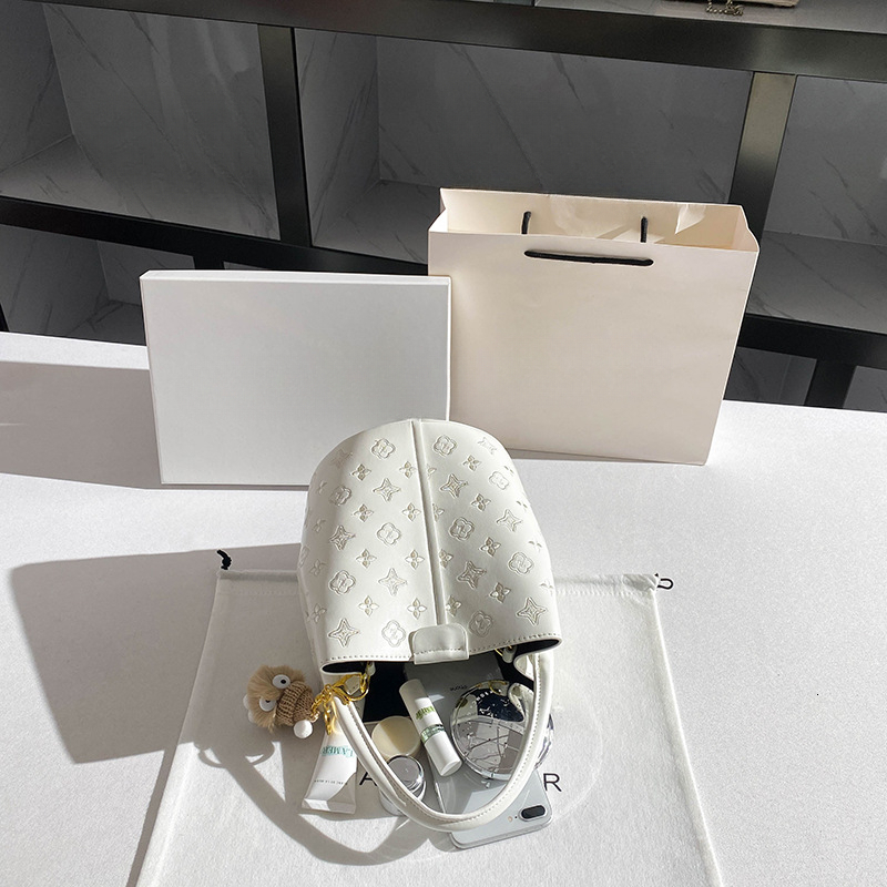 High Quality Handbag 2025 New Women's Designer Luxury Brand Embroidery Hand-held Bucket Bag Commuting Bag Outdoor Vacation Bag High-end Dinner Ba