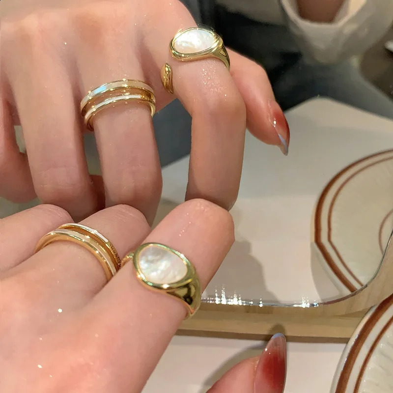 Elegant White Shell Round Geometric Rings for Women Vintage Gold Color Open Finger Ring Wedding Statement Jewelry Party Gift 250807