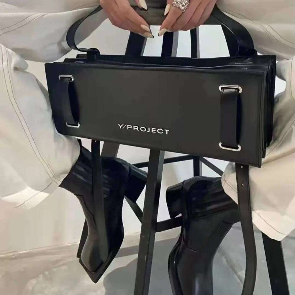 Web celebrity Mona in same dark heavy shoulder accordion new spring and summer big female bag trend
