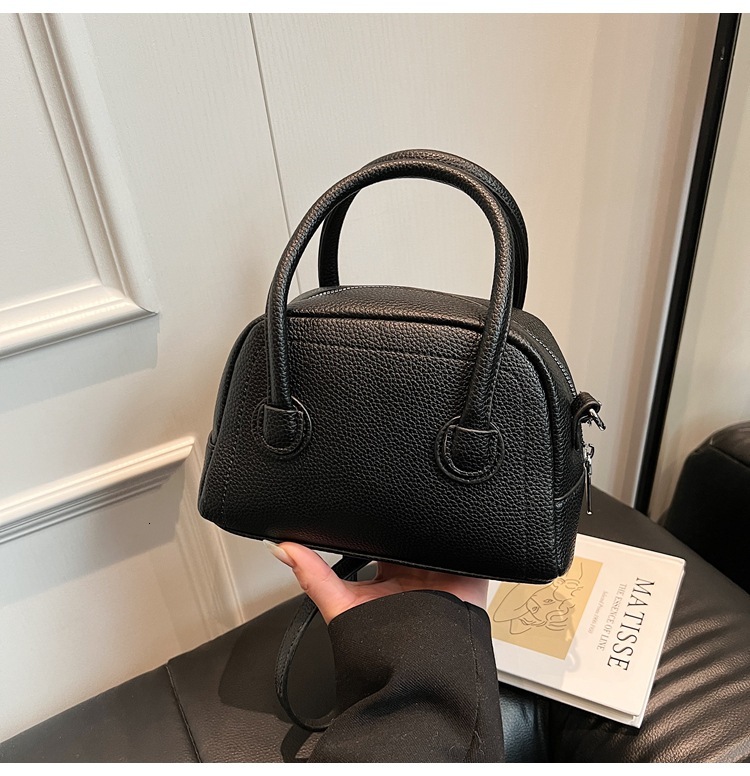 Korean Version 2025 Designer Bag New Handheld Bowling Bag Casual Versatile Fresh Single Luxury Bag Shoulder Crossbody Boston Pillow Bag