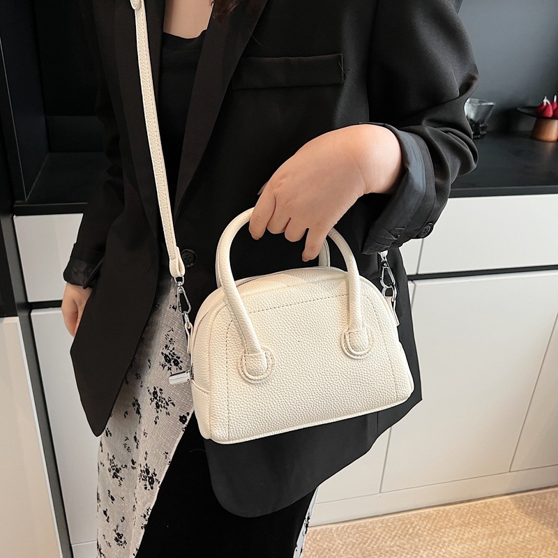Korean Version 2025 Designer Bag New Handheld Bowling Bag Casual Versatile Fresh Single Luxury Bag Shoulder Crossbody Boston Pillow Bag