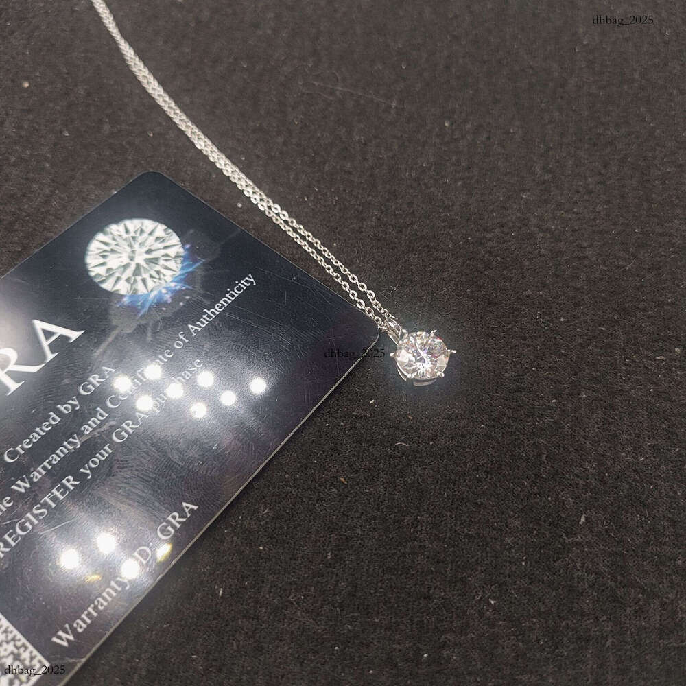 Minimalist Style Pure Sier Inlaid with D Color Moissanite Niche Light Pendant Collarbone Necklace