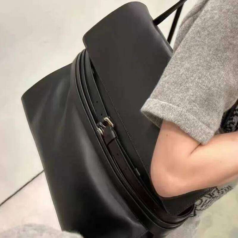 Spring and Autumn New Women's Leather Crossbody Handbag Simple Belt Buckle One Shoulder Student Bag