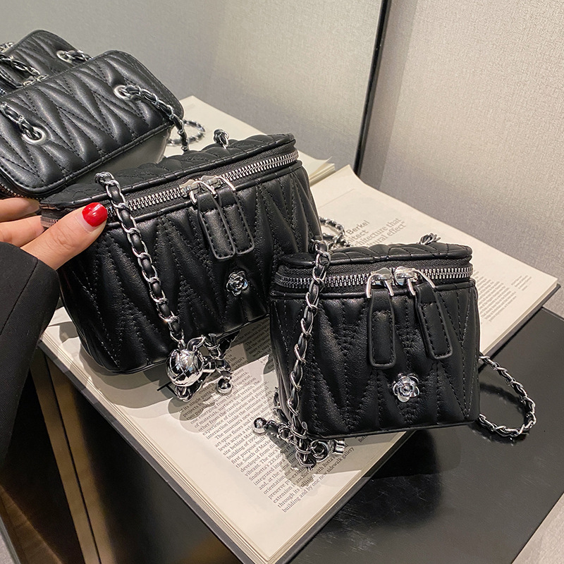 This Year's Trend Embroidery Thread Small Designer Bag Bag 2025 New Fashion Women's Bag Versatile Chain Bag Crossbody Bag Trendy Luxury Bag 