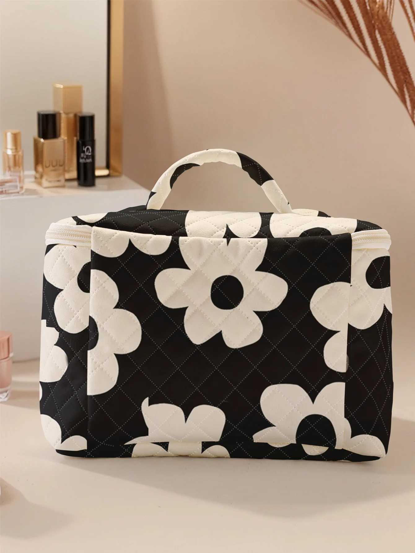 1pcPortable travel cosmetics with small yellow flower patterns large capacity travel storage bag cute and stylish makeup bag Y2508091