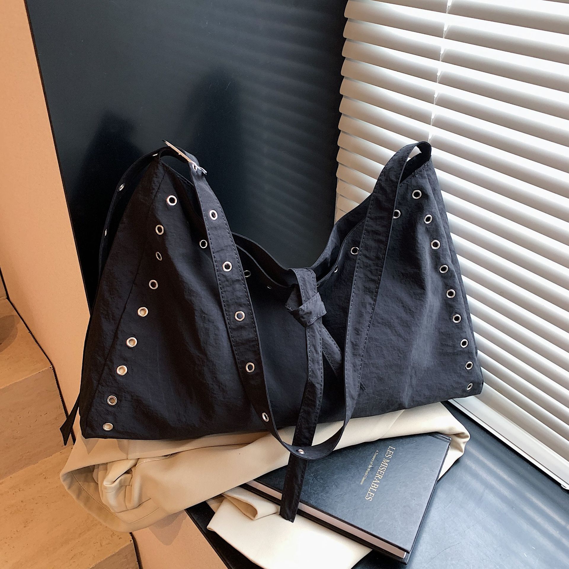 New Women's Cross-border Wholesale Canvas Designer Bag Large Capacity Fashion Retro Shoulder Bag Simple Elegant Luxury Bag Lazy Style Underarm Ba