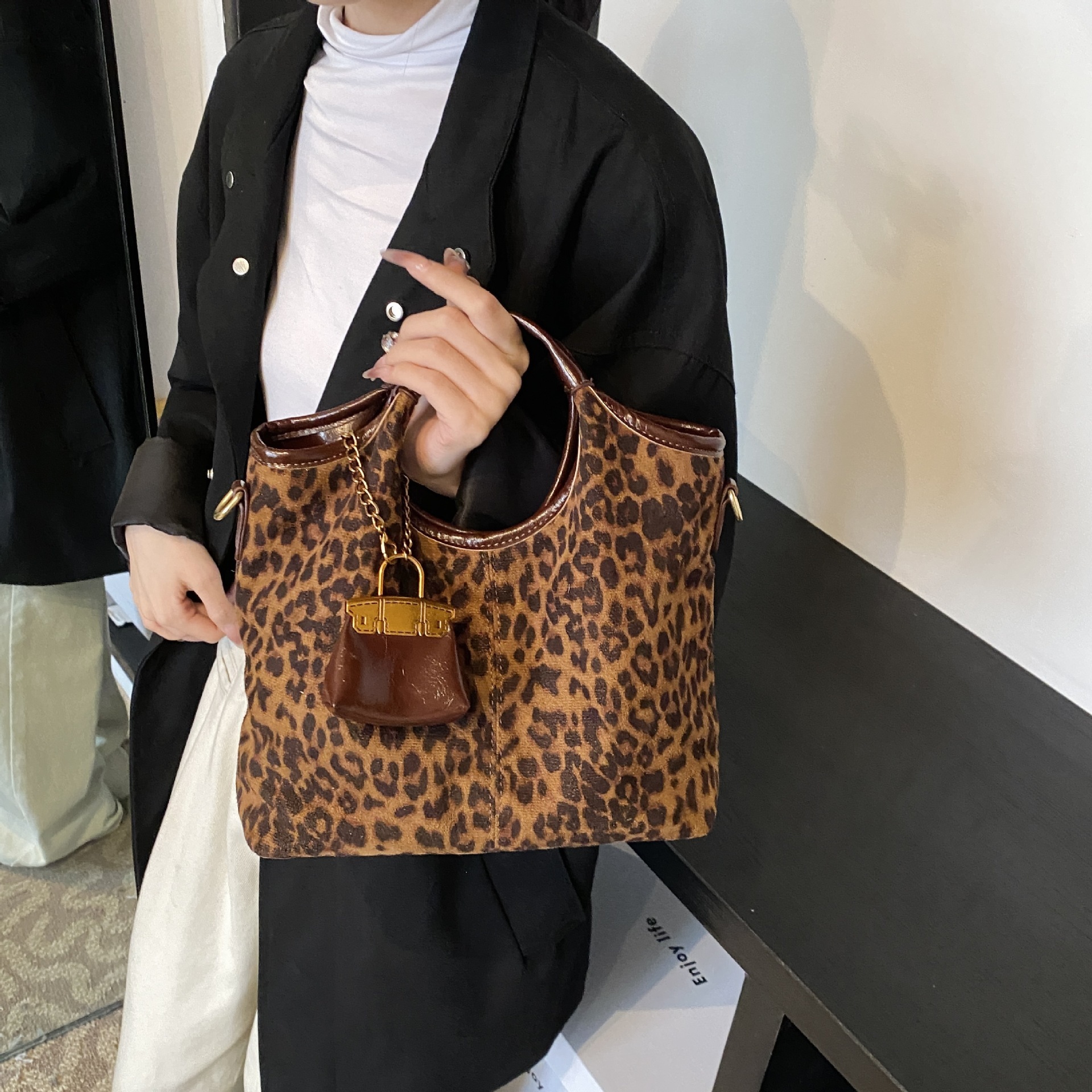 Vintage Leopard Print Women's Bag Designer Bag High-end Luxury Large Capacity Fashionable Handbag Simple Versatile Commuter Luxury Bag Crossbody 