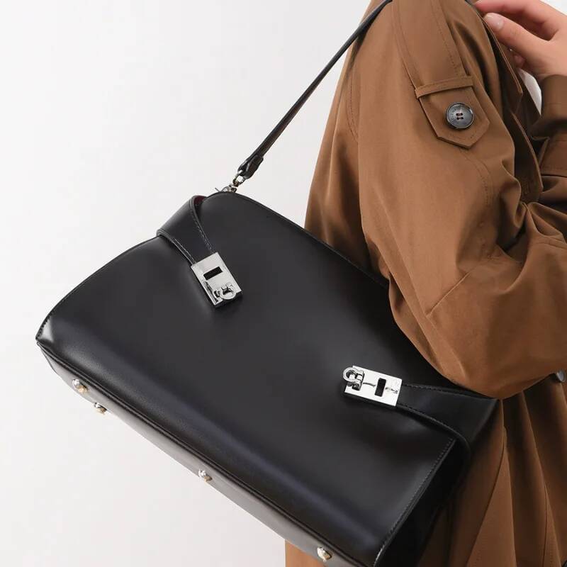 Large Capacity Designer Shoulder High-End Fashion Commuter Loose Soft Leather Handbag Lock Buckle Ladies Tote Bag