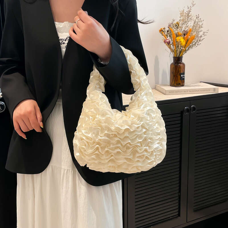 Hot Selling New Style Personality Pleated Women's Niche Design Fashion Handbag Elegant Commuter Handheld Evening Bag Designer Bags