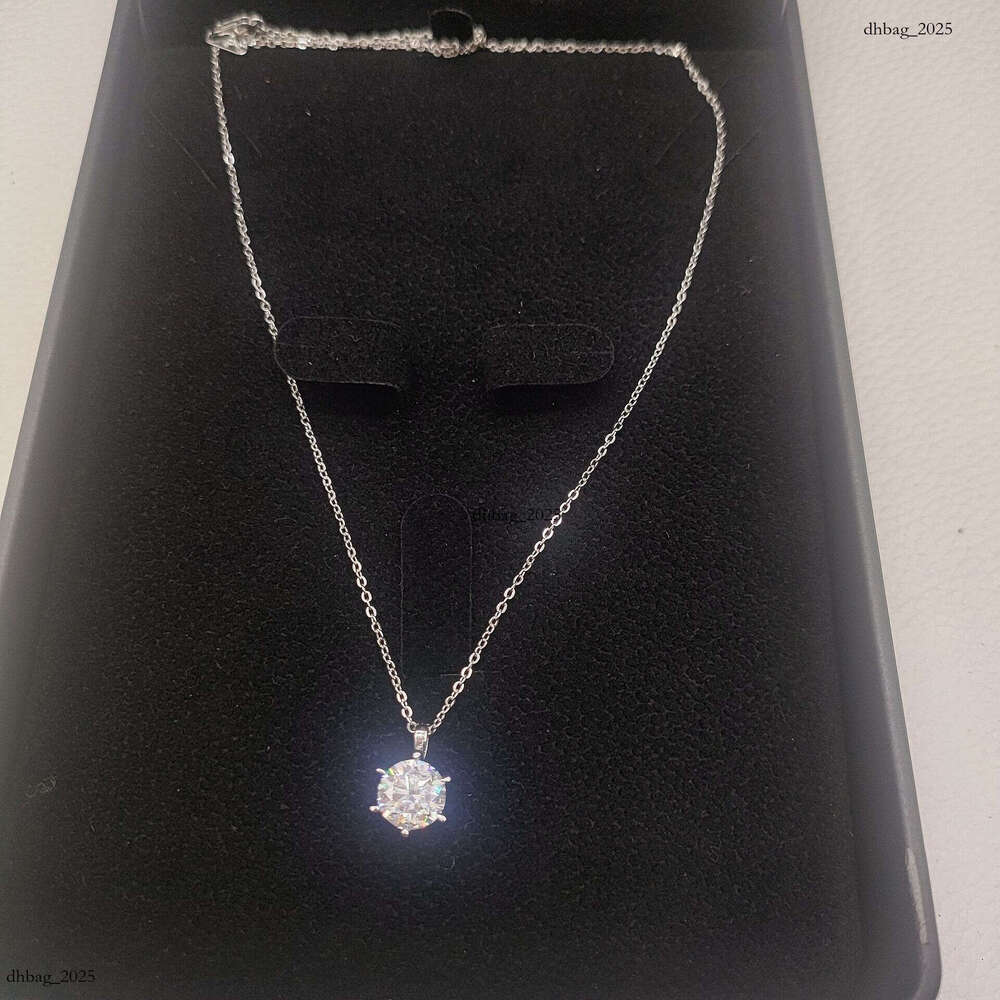 Minimalist Style Pure Sier Inlaid with D Color Moissanite Niche Light Pendant Collarbone Necklace