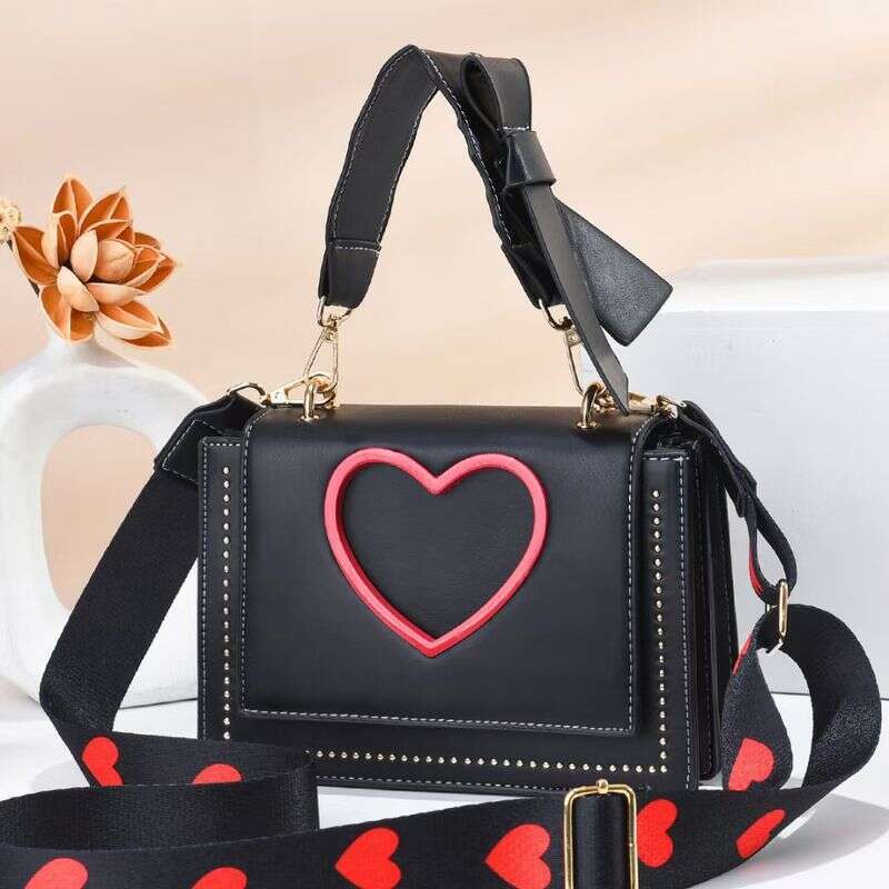 Wide Shoulder Strap Small Square Bag Messenger Female Versatile Niche Design High End Sensitive Heart Handbag Wholesale