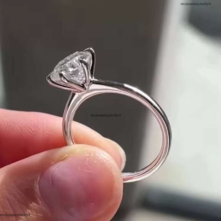 Hot Selling Six Claws Engagement D-VVS Moissanite 1ct White Gold Plated Sterling Sier Ring