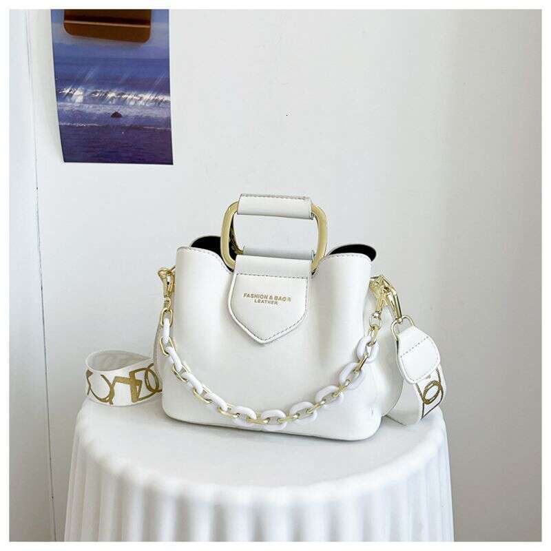 Cross border new handbags for women, retro versatile wide strap messenger bag, fashionable chain commuter shoulder bucket bag