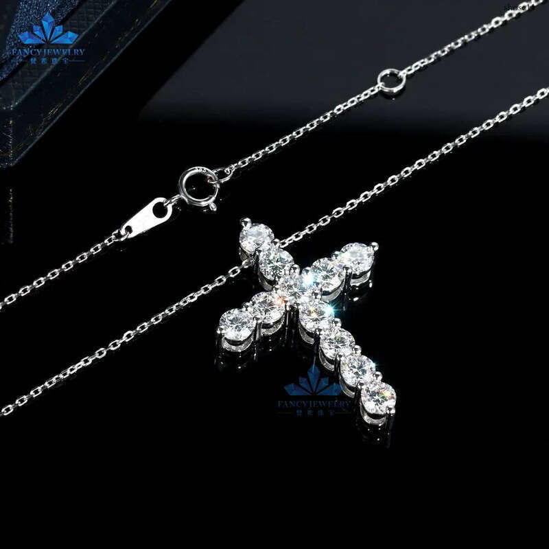 Most Popular Classic 14K Solid White Gold 4mm Round D VS1 LAB Grown Dia Cross Pendant with Chain for Christmas